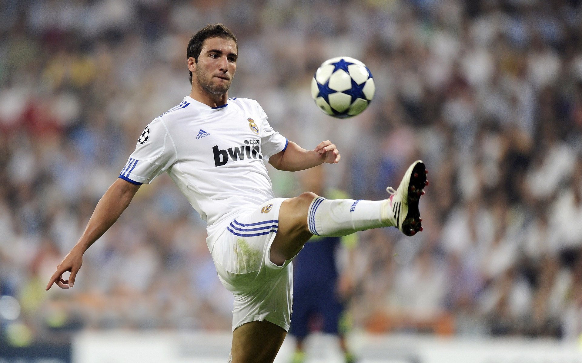 “联盟焦点：两大豪强激战正酣，胜负悬念激荡全场”